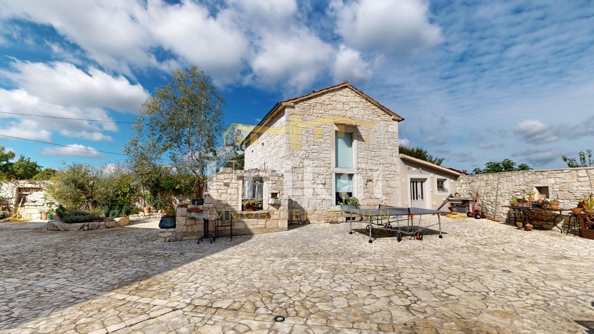 Čudovita posest z dvema kamnitima hišama in bazenom